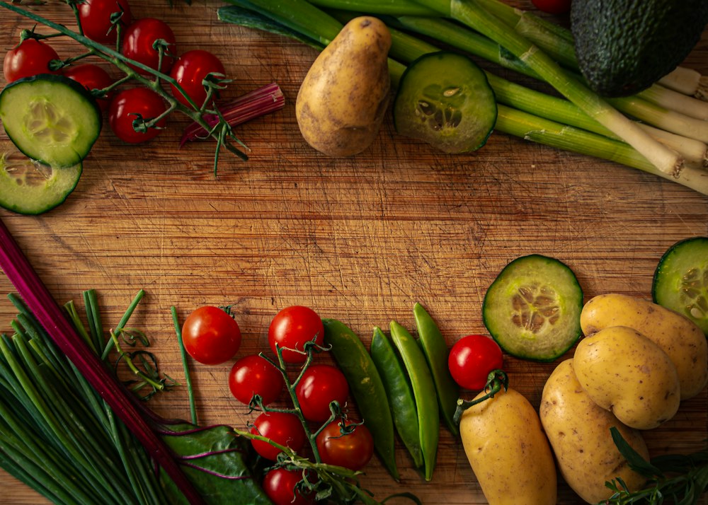 Des légumes frais sur une planche en bois
