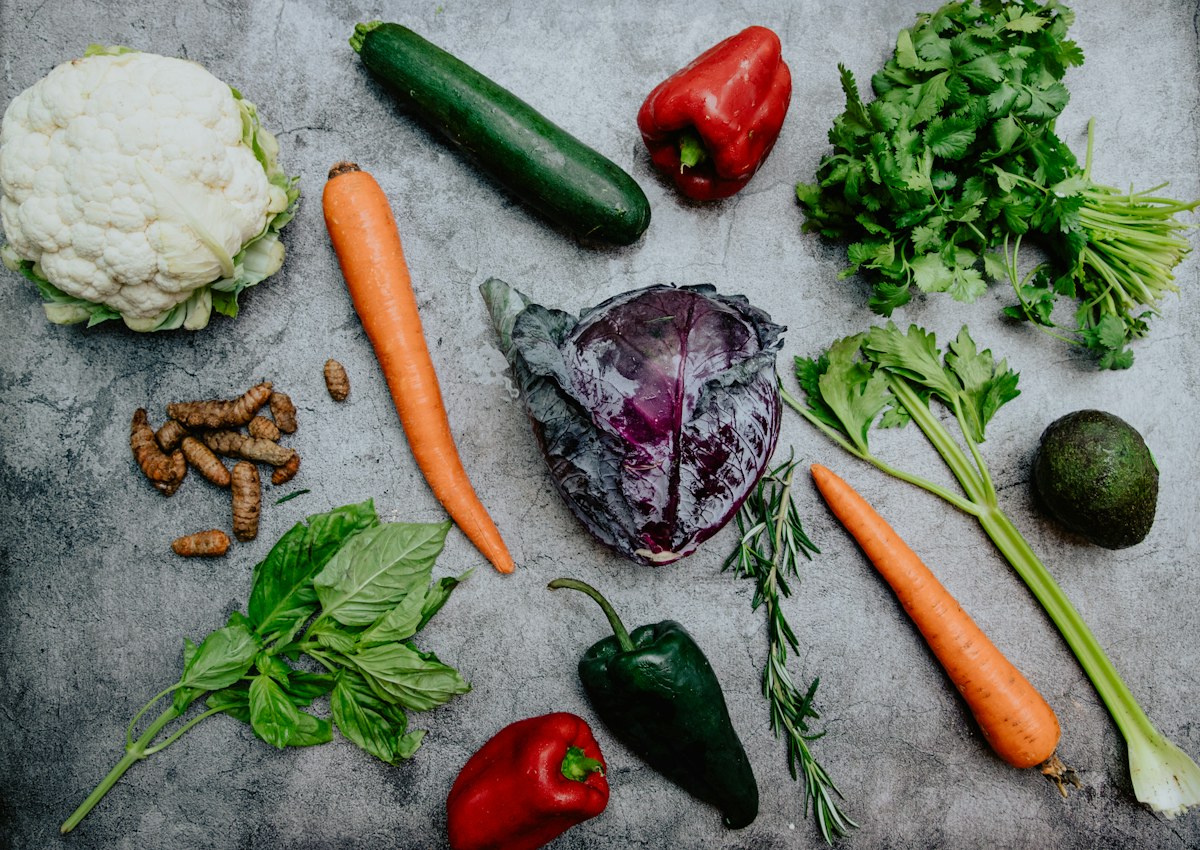Des légumes colorés disposés sur une table